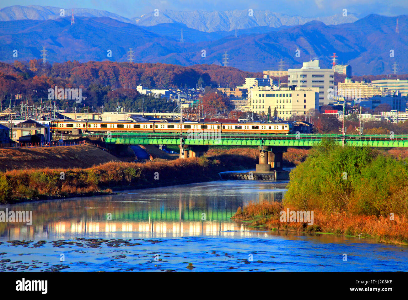 Chuo Line-Zug auf Tama Fluss Tachikawa Tokio Japan Stockfoto