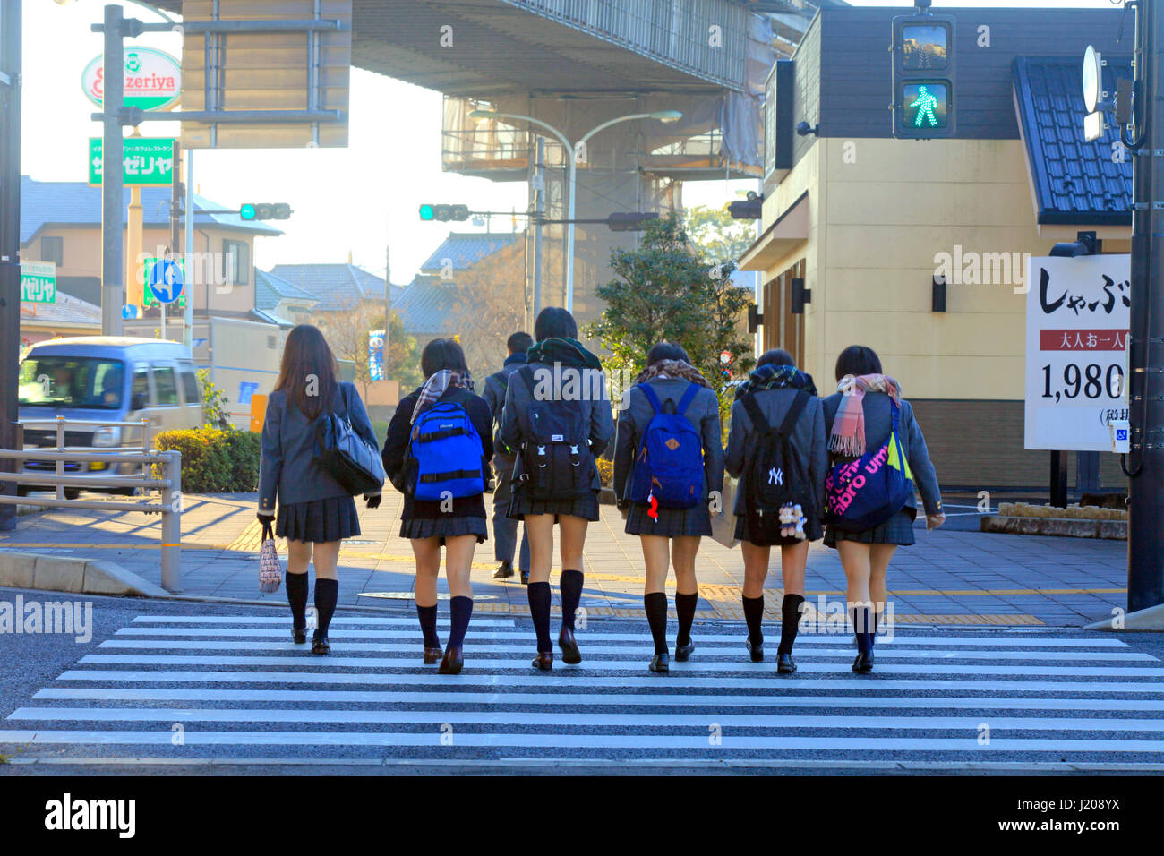Weibliche Schüler zur Schule in Hino Stadt Western Tokyo Japan gehen Stockfoto