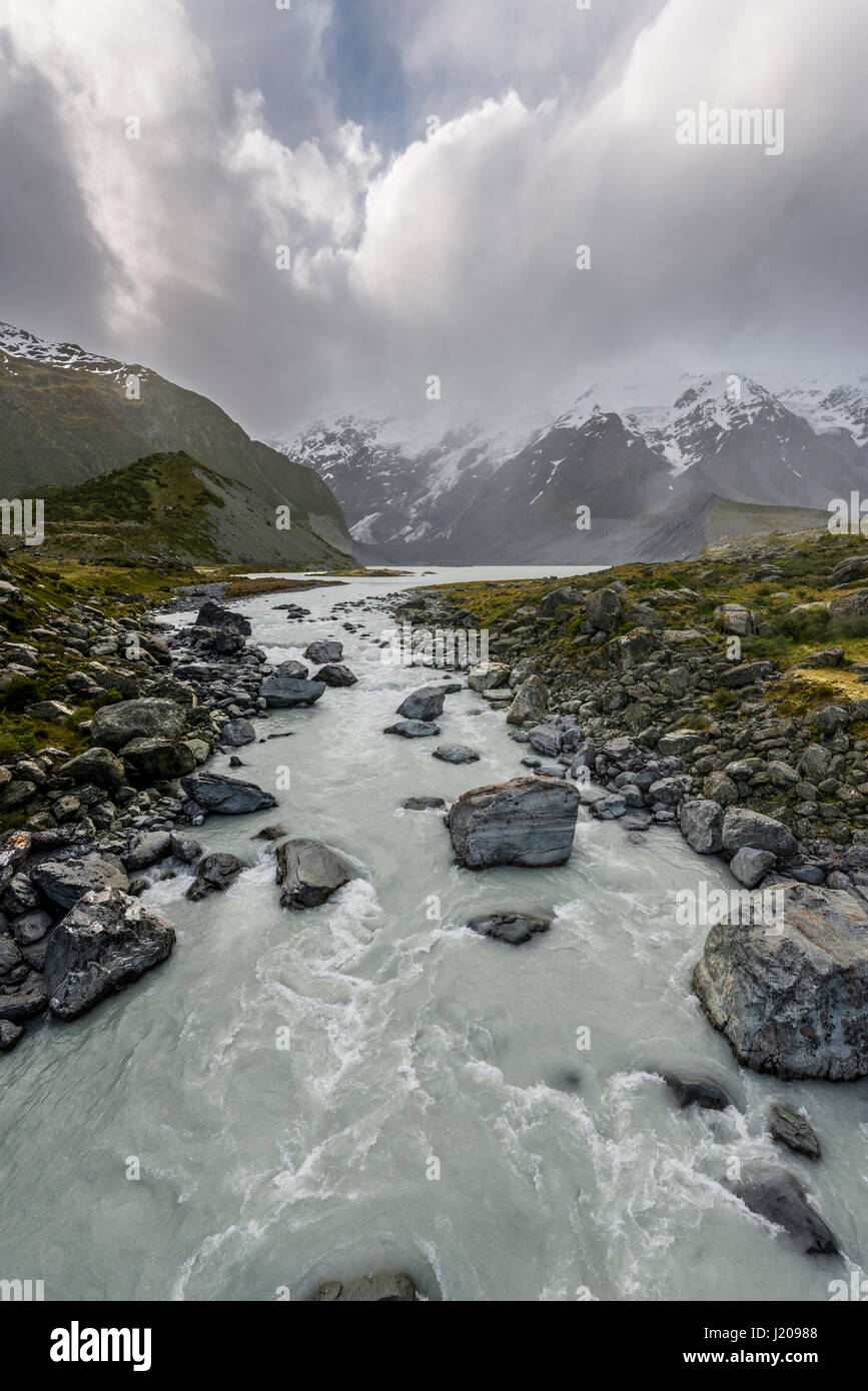 Fluss-Hooker-Fluss, bewölkt Berge, Hooker Valley, Mount Cook Nationalpark, Südalpen, Canterbury Region Southland Stockfoto