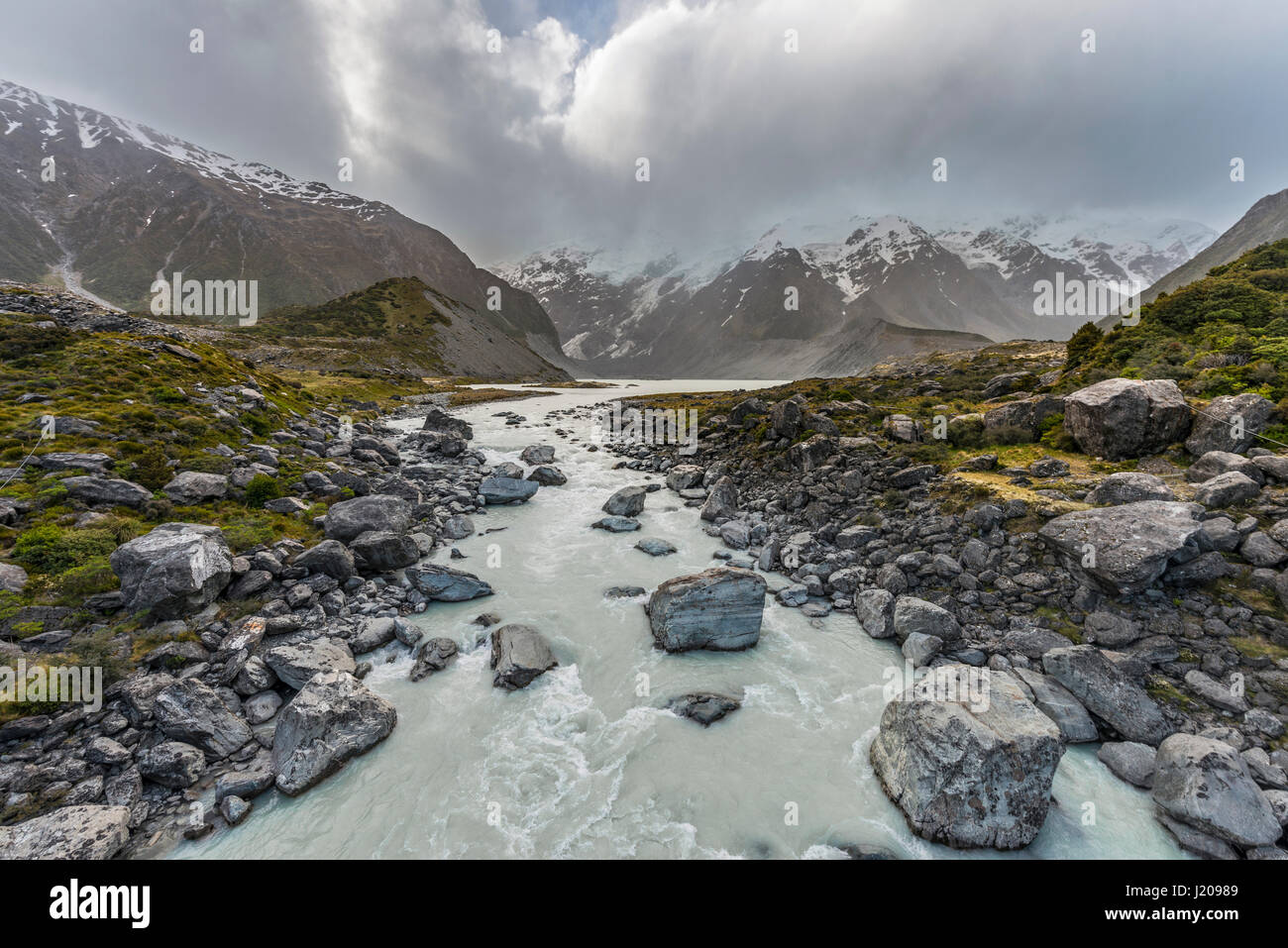 Fluss-Hooker-Fluss, bewölkt Berge, Hooker Valley, Mount Cook Nationalpark, Südalpen, Canterbury Region Southland Stockfoto