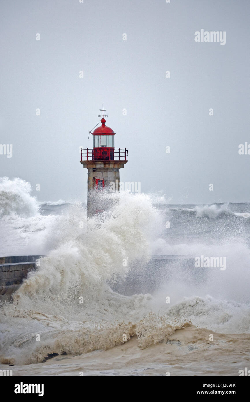 Leuchtturm von Porto mit Sturm, Portugal, Europa Stockfoto