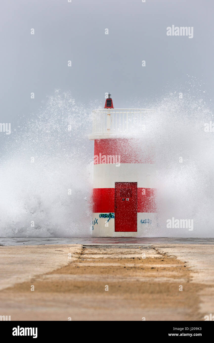 Leuchtturm im Sturm, Porto de Abrigo da Nazare, Hafen, Nazare, Oeste, Leiria Dist Stockfoto