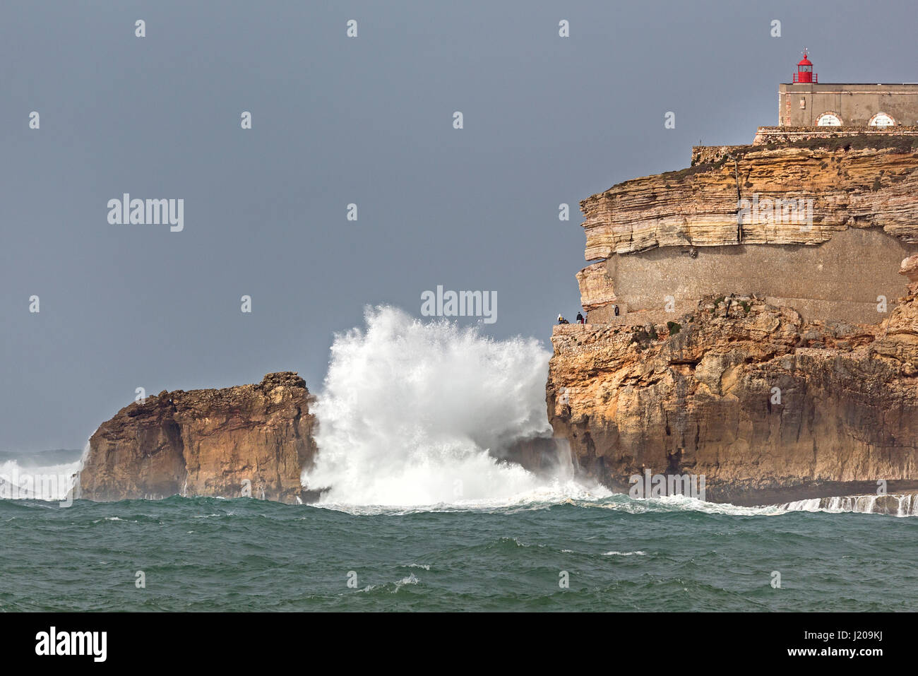 Große Wellen in Nazare, Portugal, Europa Stockfoto