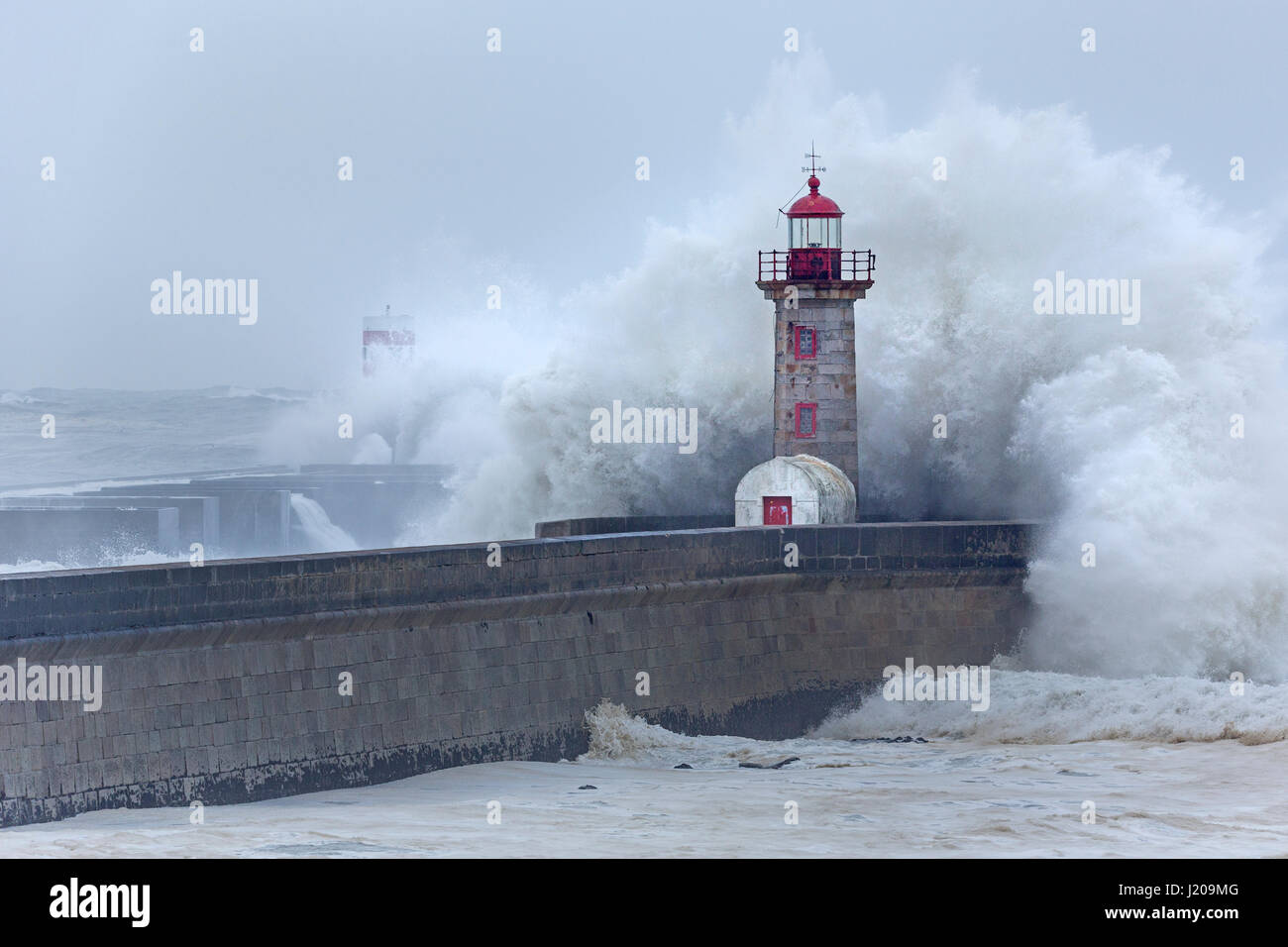 Leuchtturm von Porto mit Sturm, Portugal, Europa Stockfoto