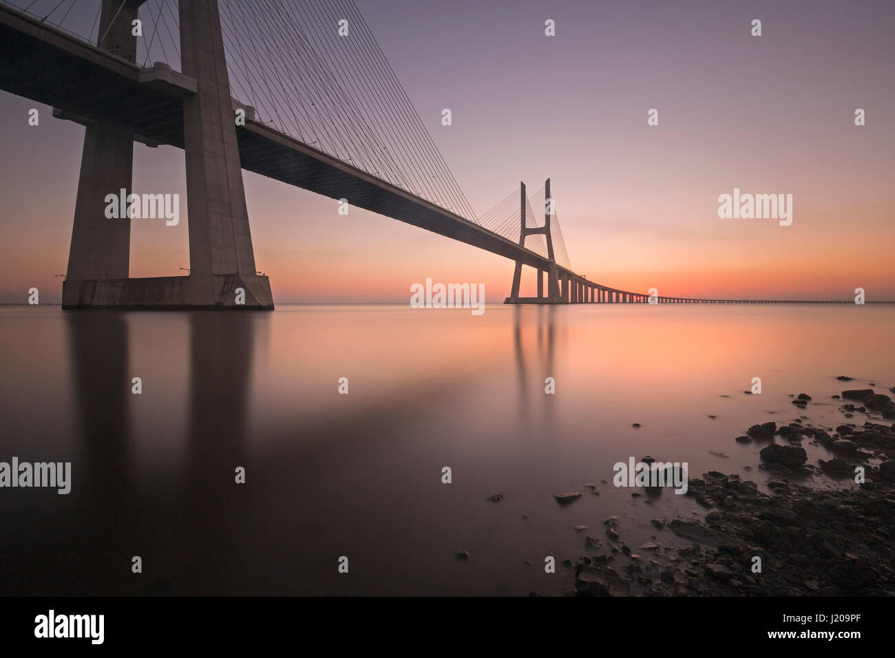 Vasco da Gama Brücke über den Rio Tejo-Fluss, Lissabon, Portugal, Europa Stockfoto