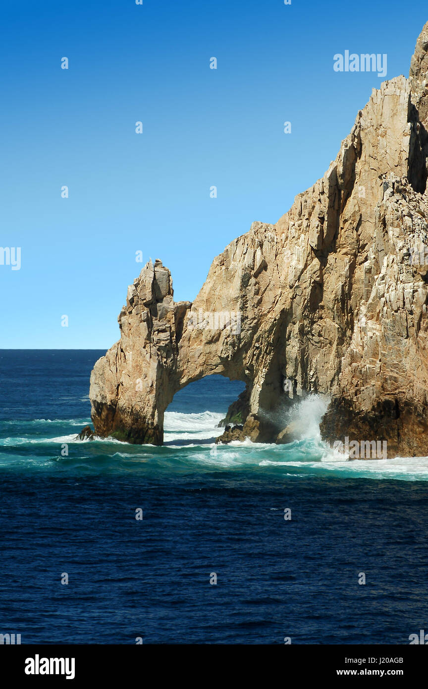 Bekannt als El Arco, die Bogen in Cabo San Lucas hat da eine Ikone der südlichen Baja in Mexiko. Der Bogen ist umgeben von Meerwasser und ist, wo die Pacif Stockfoto