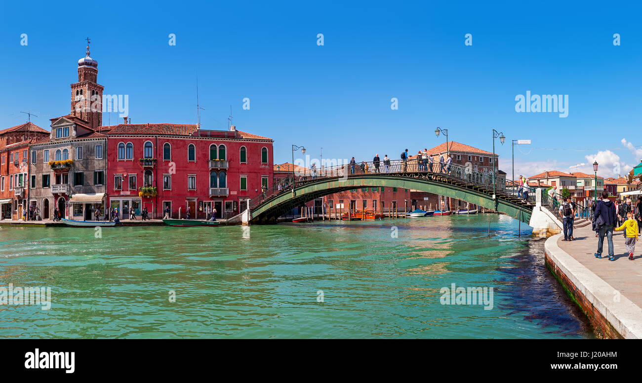 MURANO, Italien - 20. April 2016: Panoramablick von bunten Häusern und alten Brücke über den Kanal in Murano - Serie der Insel in der Lagune von Venedig. Stockfoto