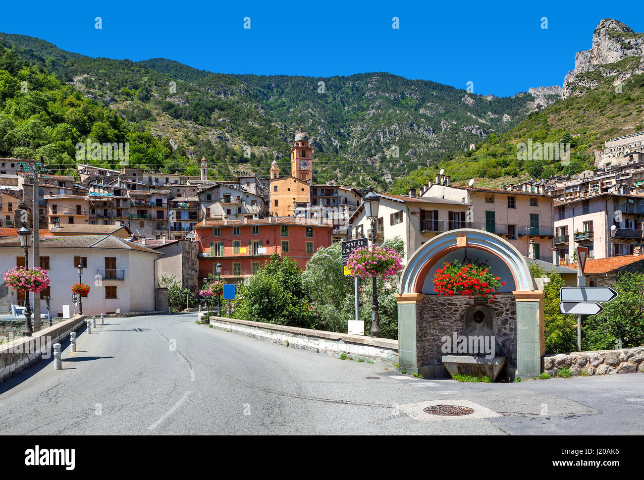 Blick auf Berge, städtische Straße und kleine alpine Stadt Tende auf Hintergrund in Frankreich. Stockfoto