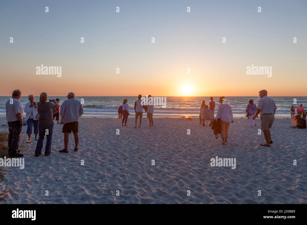 Naples, Fl, USA - 21. März 2017: Menschen, die den wunderschönen Sonnenuntergang am Strand von Neapel. Florida, United States Stockfoto