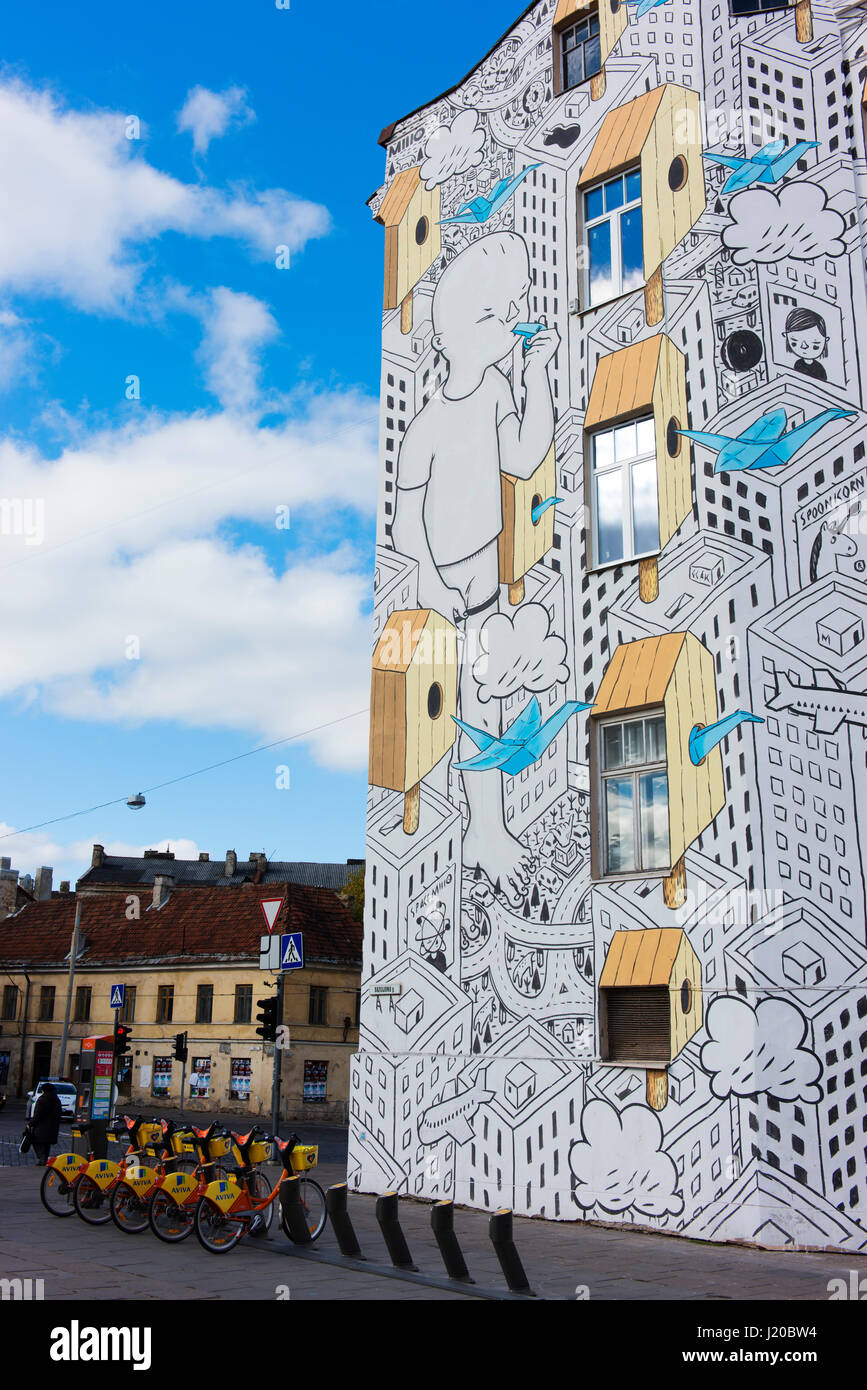 Wandbild an der Seite eines Gebäudes in Vilnius, Stadtleben darstellen. Stockfoto