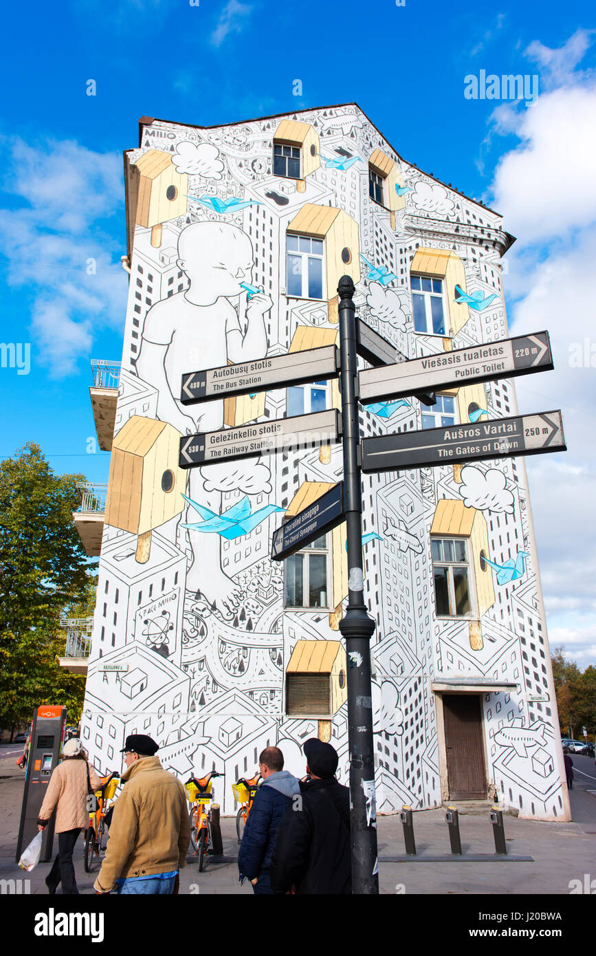 Wandbild an der Seite eines Gebäudes in Vilnius, Stadtleben darstellen. Stockfoto