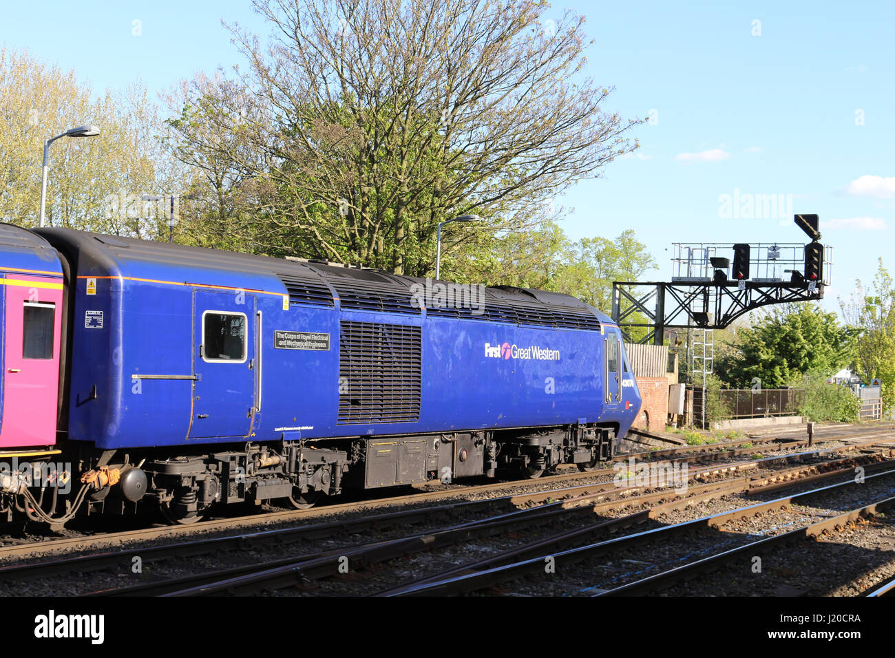 Macht Auto 43070 auf Vorderseite des InterCity 125 Diesel-Zug in First Great Western Lackierung an Oxford Station am 22. April 2017. Stockfoto