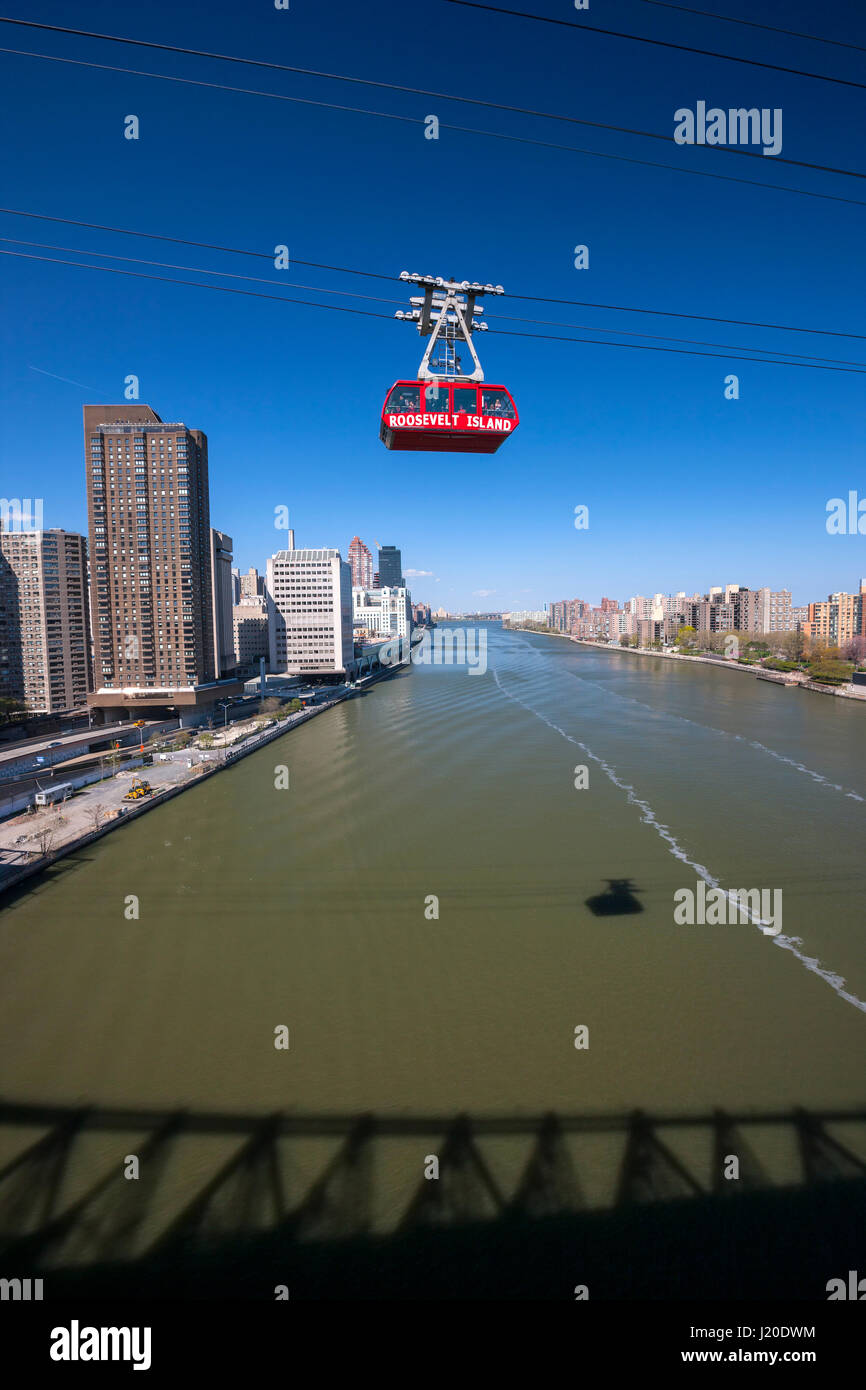 Roosevelt Island Tramhaltestelle. Pendelbahn in New York City verbindet Roosevelt Island in der Upper East Side von Manhattan. Stockfoto