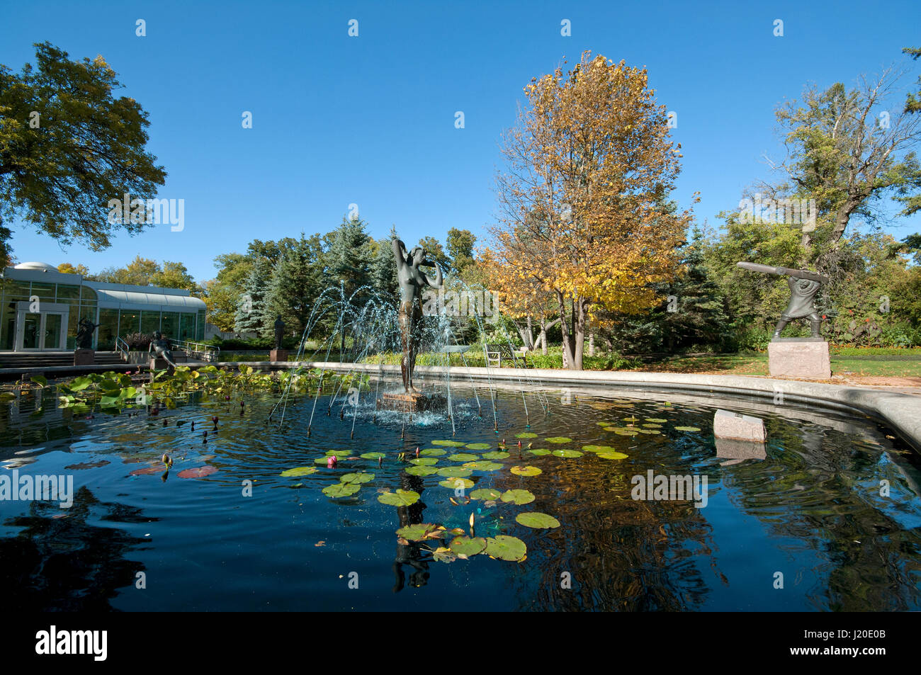 Bronze-Skulptur und Brunnen in den Pool, Leo Mol Skulpturengarten im Assiniboine Park, Winnipeg, Manitoba, Kanada Stockfoto