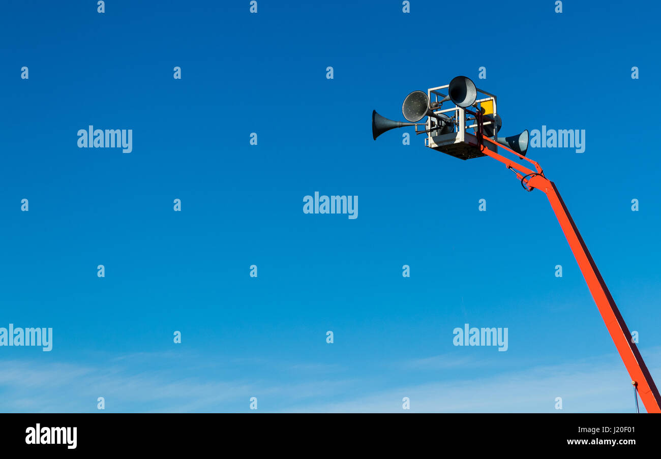 Tragbare öffentliche Lautsprechersystem auf einem Kranarm. Stockfoto