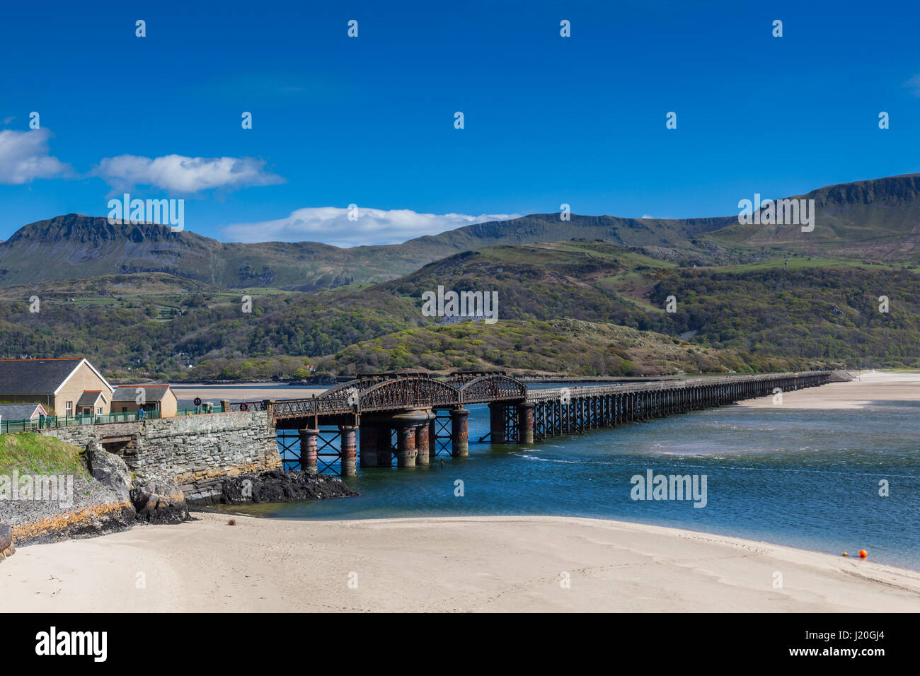 Die Cambrian Küste Bahnübergang Mawddach Mündung, in der Nähe von Barmouth, Gwynedd, Wales Stockfoto