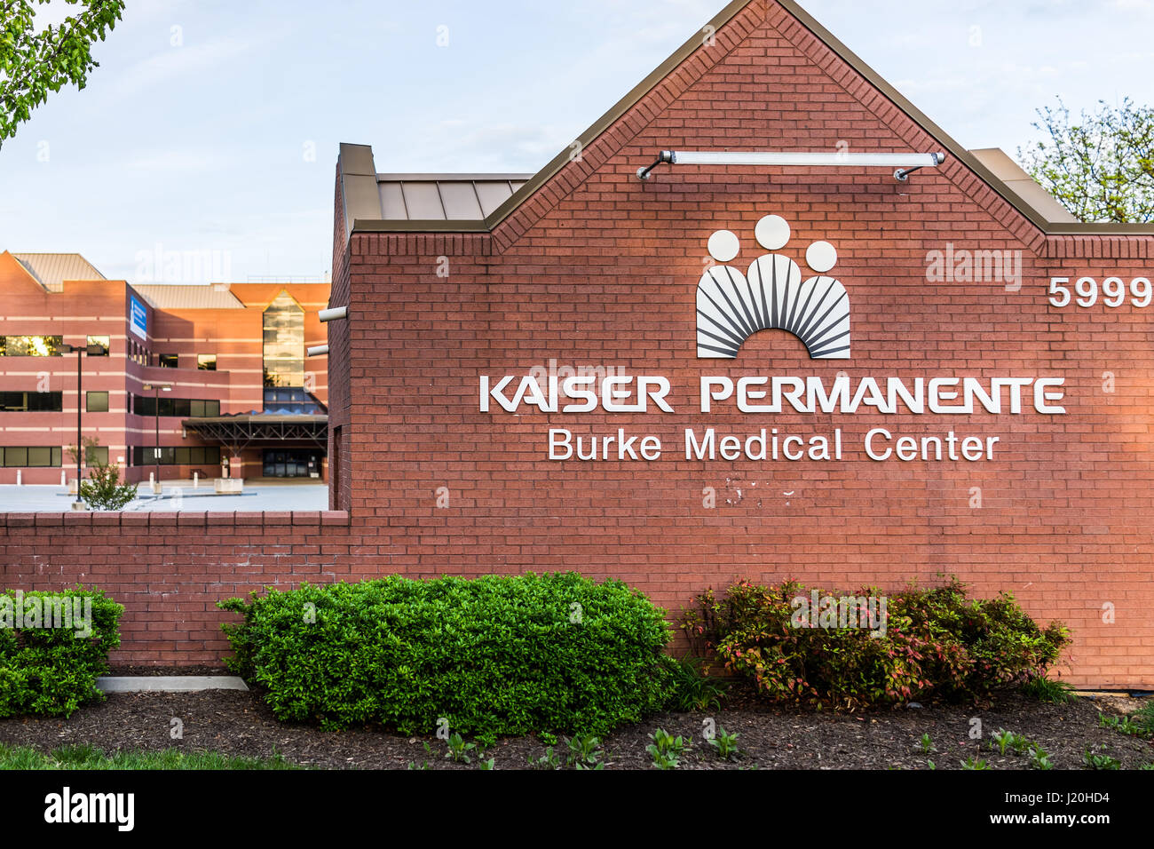 Burke, USA - 16. April 2017: Kaiser Permanente am Burke Medical Center Schild auf Ziegelmauer Stockfoto