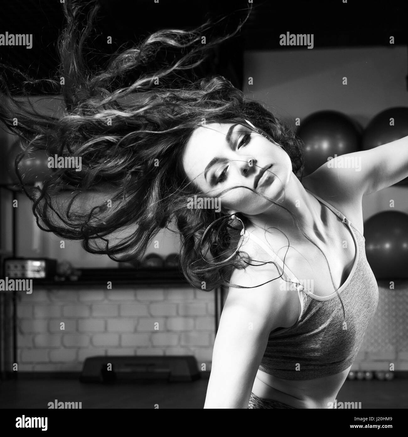 Porträt des jungen tanzende Frau im Studio hautnah. Schwarz / weiß Bild Stockfoto