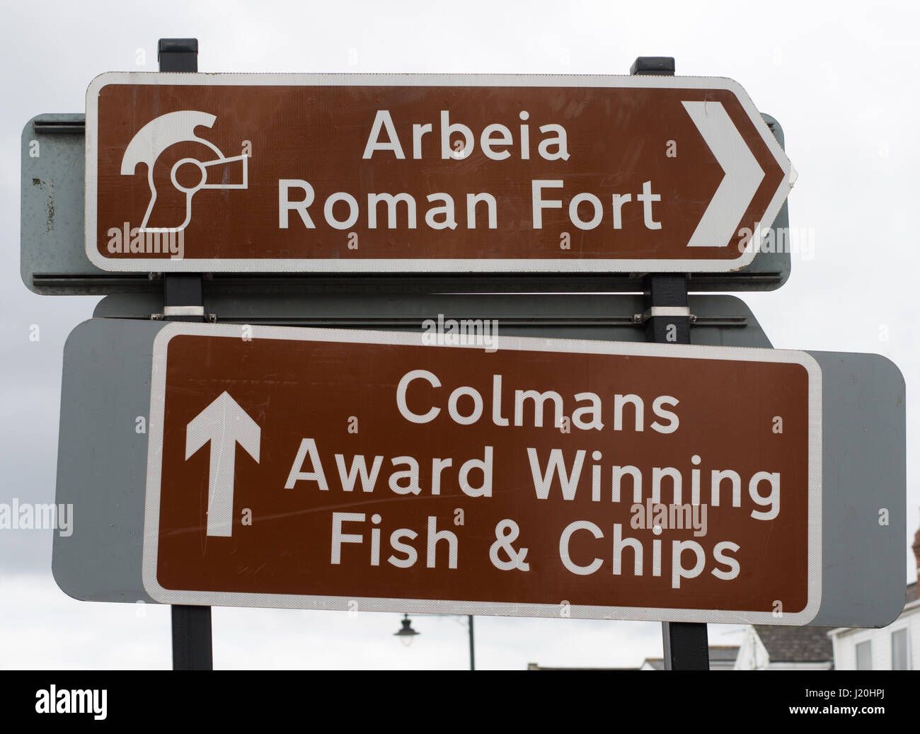 Ungewöhnliche Gegenüberstellung von Zeichen, Pommesbude und Roman Fort, South Shields, England, UK Stockfoto