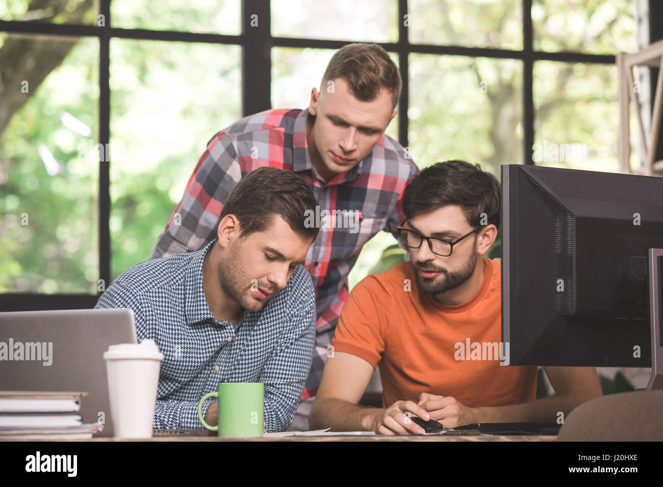 Junge Männer Programmierer arbeiten zusammen im Büro Stockfoto