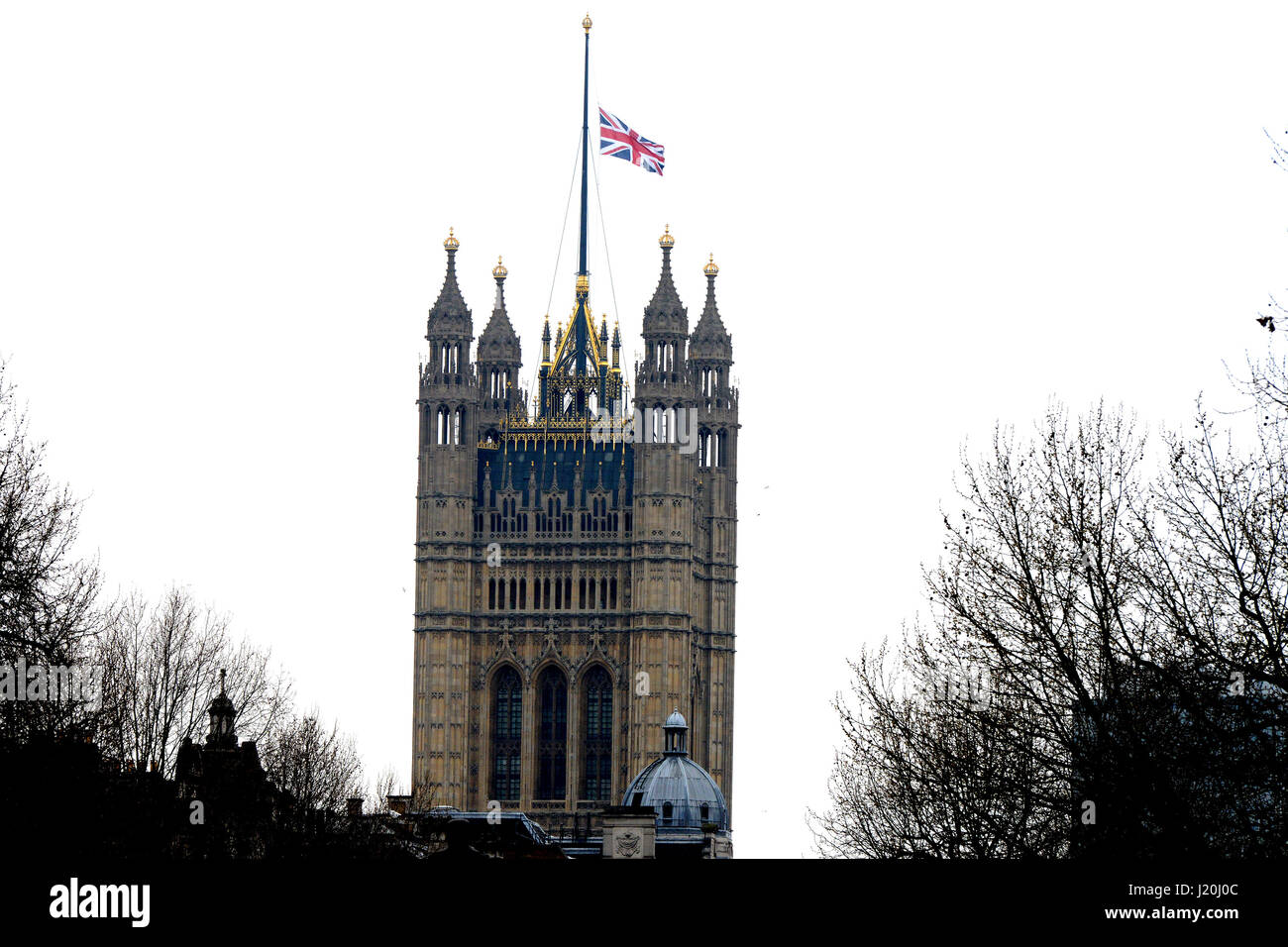 Anschluß-Markierungsfahne überfliegt auf Halbmast Parlament nach dem Terror-Anschlag, die vier Menschen getötet, darunter PC Keith Palmer und den Terroristen sah.  Mitwirkende: Union flag wo: London, Vereinigtes Königreich bei: Kredit-23. März 2017: Howard Jones/WENN.com Stockfoto