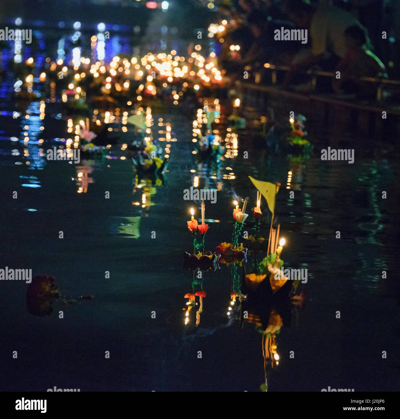 Schwimmende Krathong während das Loi Krathong Festival in Thailand Stockfoto