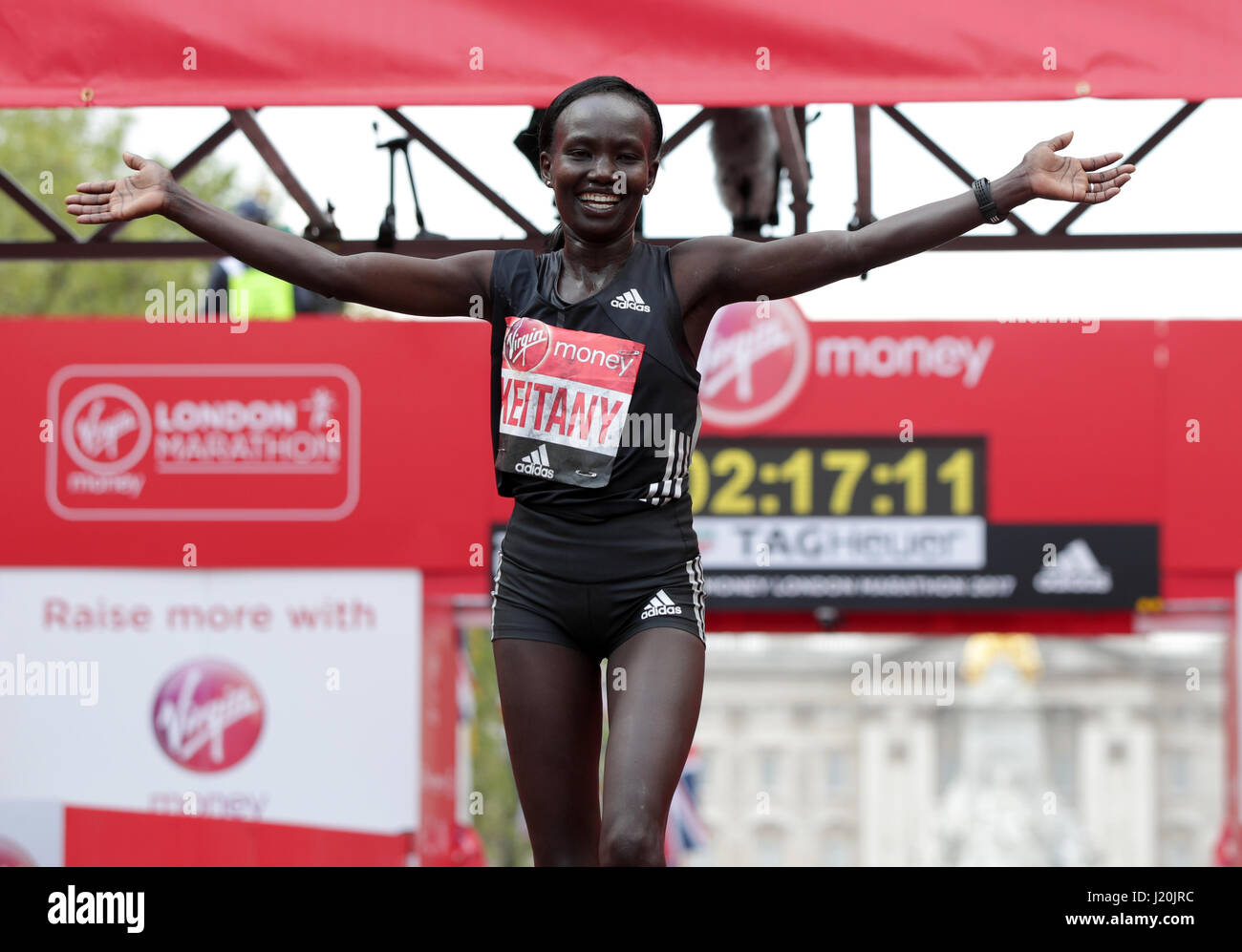 Kemnya's Mary Keitany gewinnt den Women's Virgin Money London Marathon, London. DRÜCKEN SIE ZUORDNUNG. Bilddatum: Sonntag, 23. April 2017. Siehe PA Story Leichtathletik Marathon. Das Foto sollte lauten: Yui Mok/PA Wire Stockfoto