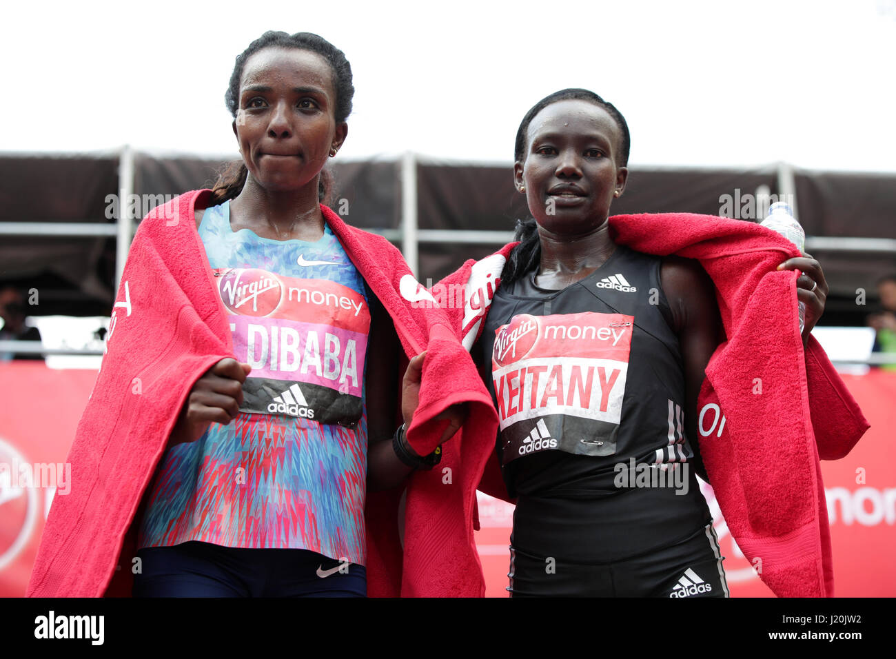 Kemnya von Mary Keitany (rechts) feiert der Frauen Jungfrau Geld London Marathon neben zweite platzierte Äthiopien Tirunesh Dibaba zu gewinnen. PRESS ASSOCIATION. Bild Datum: Sonntag, 23. April 2017. PA-Geschichte-Leichtathletik-Marathon zu sehen. Bildnachweis sollte lauten: Yui Mok/PA Wire Stockfoto