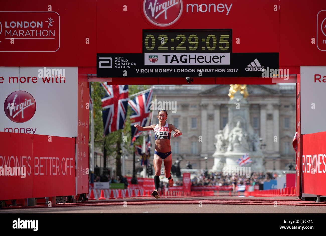 Großbritanniens Alyson Dixon endet der Frauen Jungfrau Geld London Marathon, London. PRESS ASSOCIATION. Bild Datum: Sonntag, 23. April 2017. PA-Geschichte-Leichtathletik-Marathon zu sehen. Bildnachweis sollte lauten: Yui Mok/PA Wire Stockfoto