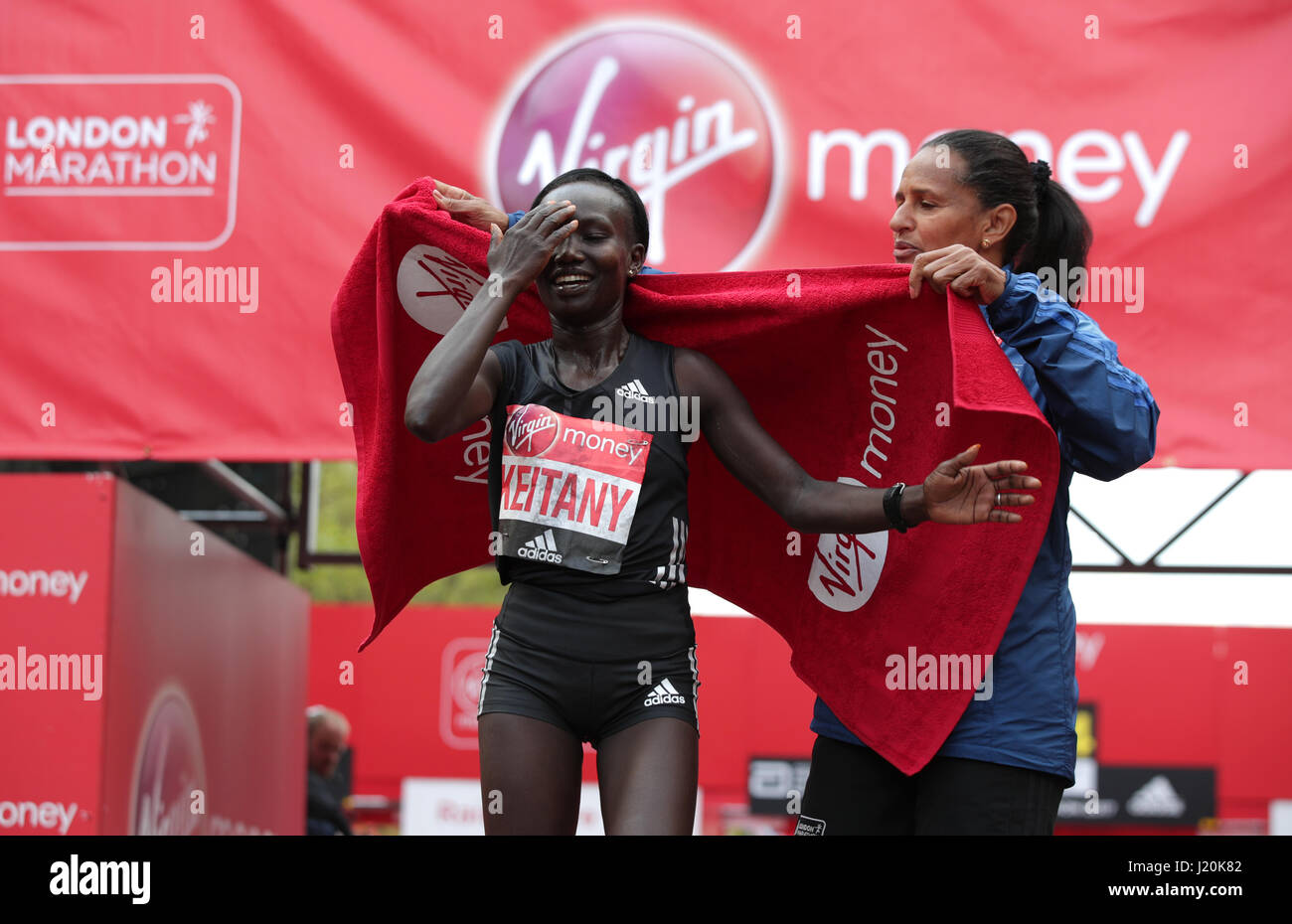 Kenias Mary Keitany feiert der Frauen Jungfrau Geld London Marathon, London zu gewinnen. PRESS ASSOCIATION. Bild Datum: Sonntag, 23. April 2017. PA-Geschichte-Leichtathletik-Marathon zu sehen. Bildnachweis sollte lauten: Yui Mok/PA Wire Stockfoto