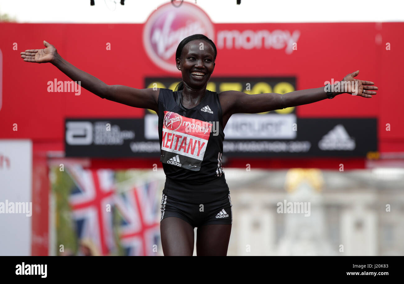 Kenias Mary Keitany feiert der Frauen Jungfrau Geld London Marathon, London zu gewinnen. PRESS ASSOCIATION. Bild Datum: Sonntag, 23. April 2017. PA-Geschichte-Leichtathletik-Marathon zu sehen. Bildnachweis sollte lauten: Yui Mok/PA Wire Stockfoto