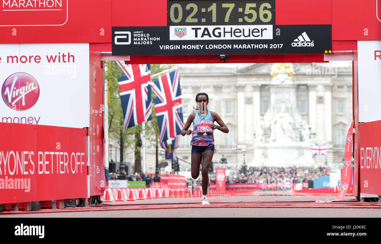 Die Äthiopierin Tirunesh Dibaba beendet den Women's Virgin Money London Marathon in London. DRÜCKEN SIE ZUORDNUNG. Bilddatum: Sonntag, 23. April 2017. Siehe PA Story Leichtathletik Marathon. Das Foto sollte lauten: Yui Mok/PA Wire Stockfoto