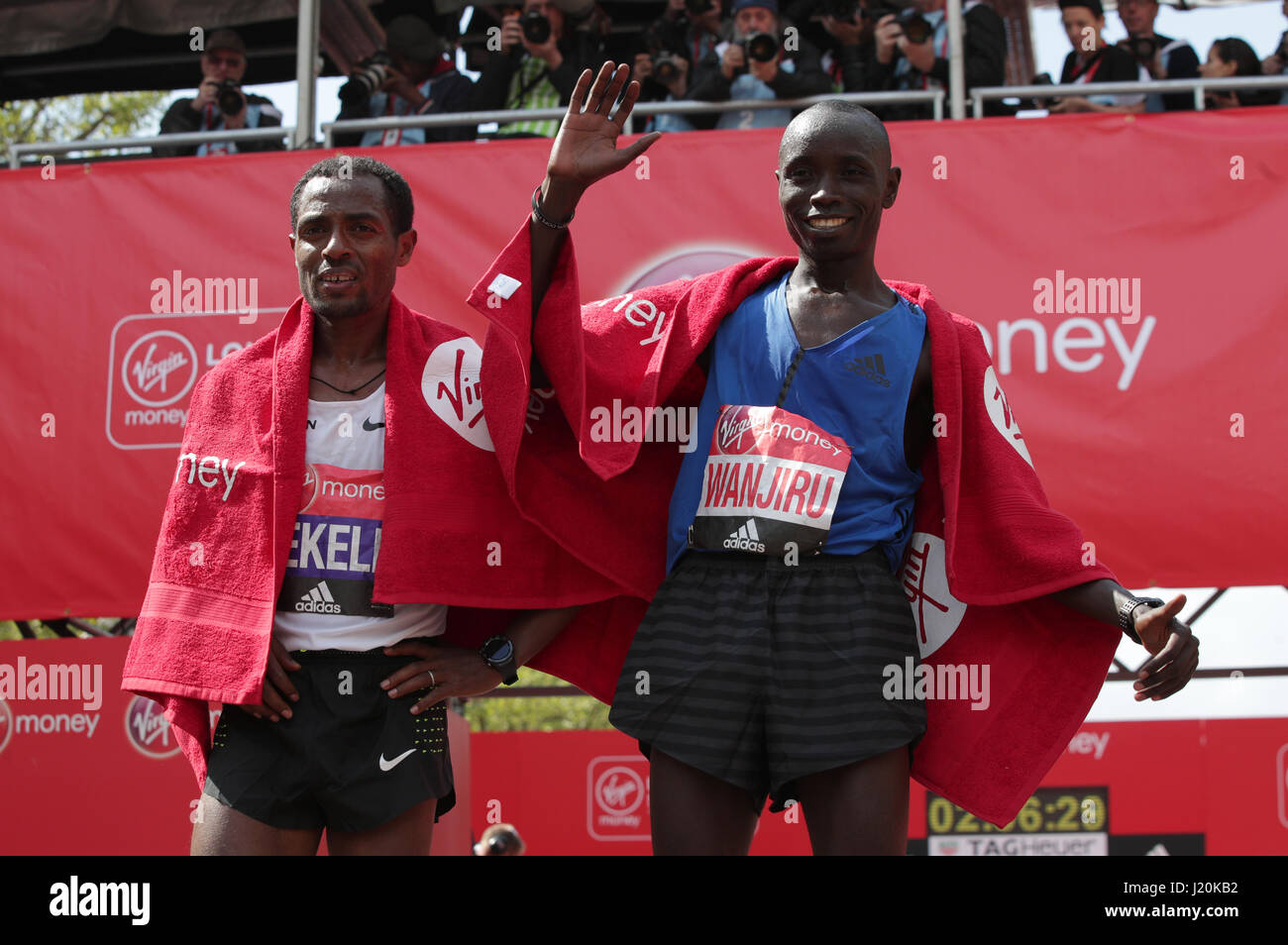 Kenias Daniel Wanjiru (rechts) gewinnt die Männer Jungfrau Geld London Marathon neben zweite platzierte Äthiopien Kenenisa Bekele. PRESS ASSOCIATION. Bild Datum: Sonntag, 23. April 2017. PA-Geschichte-Leichtathletik-Marathon zu sehen. Bildnachweis sollte lauten: Yui Mok/PA Wire Stockfoto