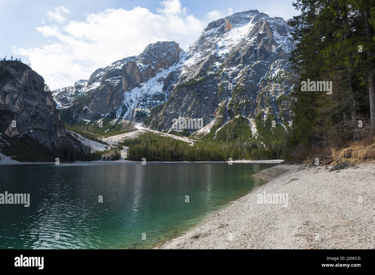 Ansicht der Pragser Wildsee, Südtirol, Trentino, Italien. 16. April 2017 übernommen. Stockfoto