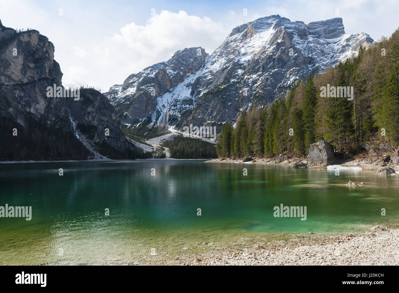 Blick auf den berühmten Pragser Wildsee, Südtirol, Trentino, Italien. 16. April 2017 übernommen. Stockfoto