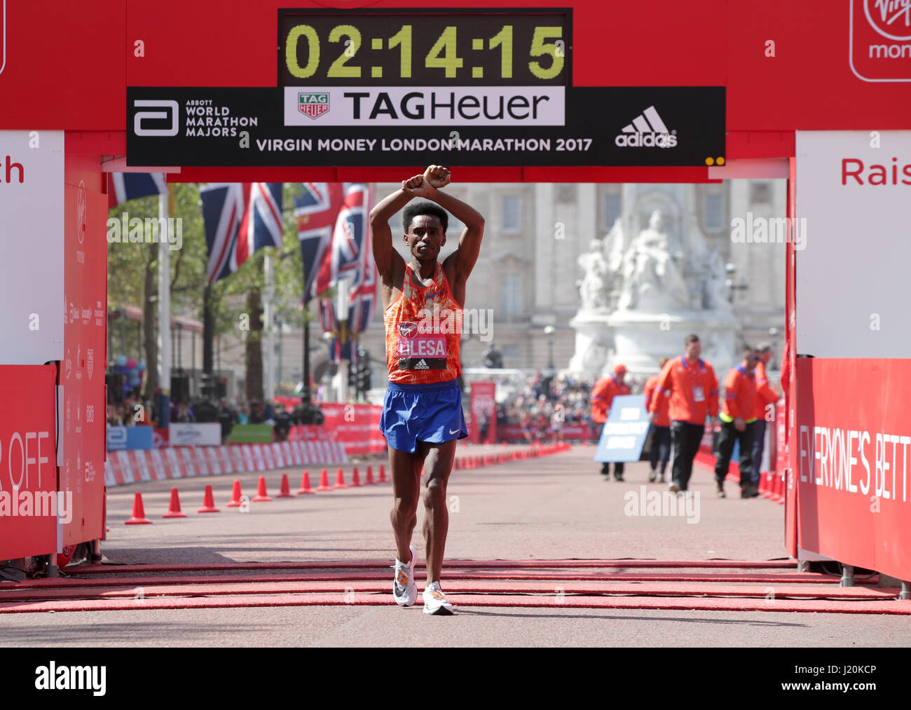 Die Äthiopierin Feyisa Lilesa zeigt sich beim Abschluss des Virgin Money London Marathon in London. DRÜCKEN SIE ZUORDNUNG. Bilddatum: Sonntag, 23. April 2017. Siehe PA Story Leichtathletik Marathon. Das Foto sollte lauten: Yui Mok/PA Wire Stockfoto