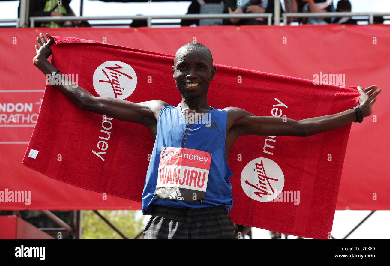 Kenias Daniel Wanjiru feiert den Jungfrau-Geld-London-Marathon, London zu gewinnen. PRESS ASSOCIATION. Bild Datum: Sonntag, 23. April 2017. PA-Geschichte-Leichtathletik-Marathon zu sehen. Bildnachweis sollte lauten: Yui Mok/PA Wire Stockfoto