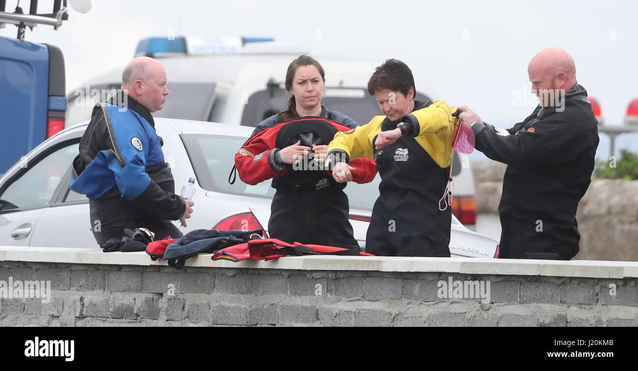 Taucher aus über dem Land am Hafen von Blacksod weiterhin an einer Hauptsearch aus der Küste Co Mayo, in dem Bemühen, die zwei fehlenden Elemente der irischen Küstenwache Hubschrauber-Absturz Rettung 116 suchen teilnehmen. Stockfoto
