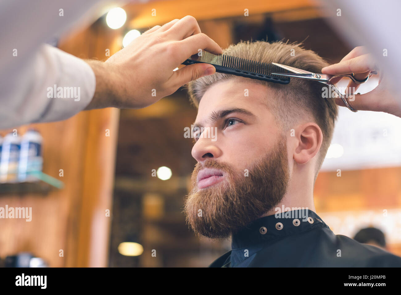 Junger Mann im Barber Shop Hair Care Service-Konzept Stockfoto