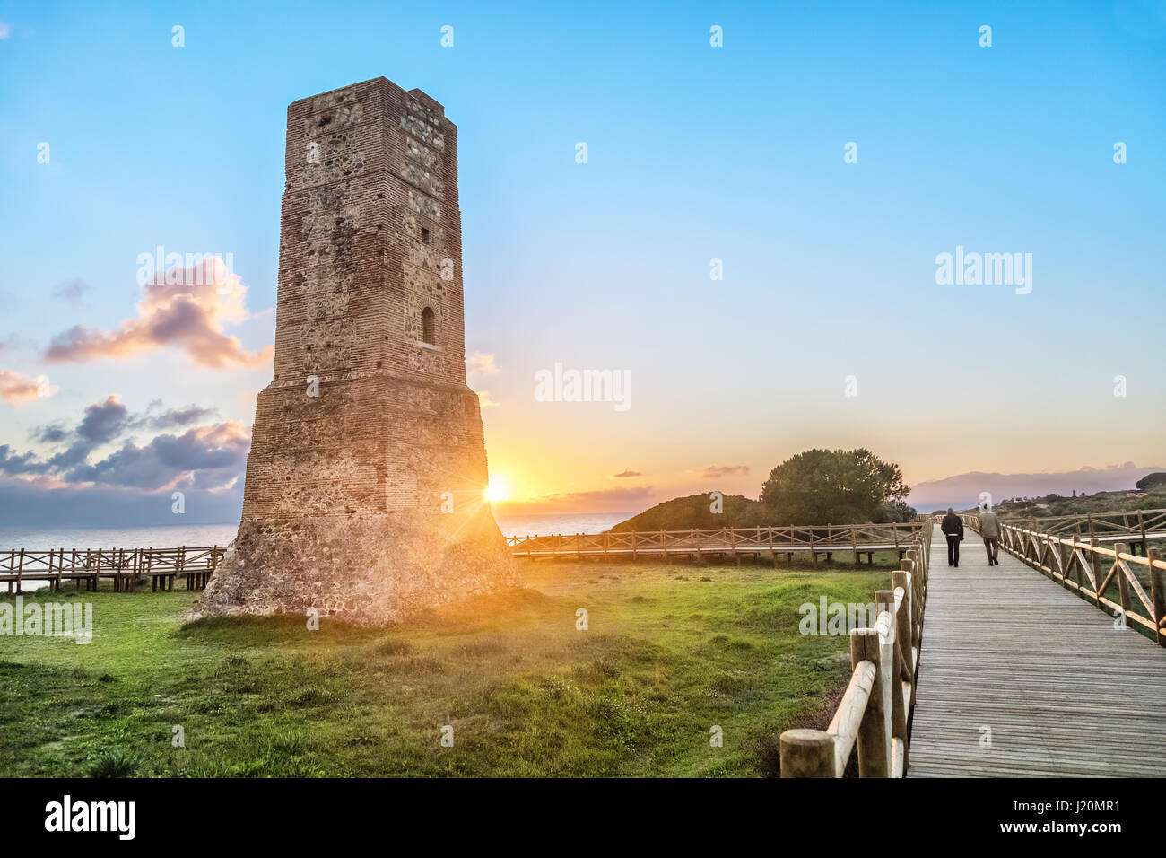 Turm der Diebe auf Sonnenuntergang im Dunas de Artola Naturdenkmal, Cabopino, Andalusien, Costa Del Sol Stockfoto