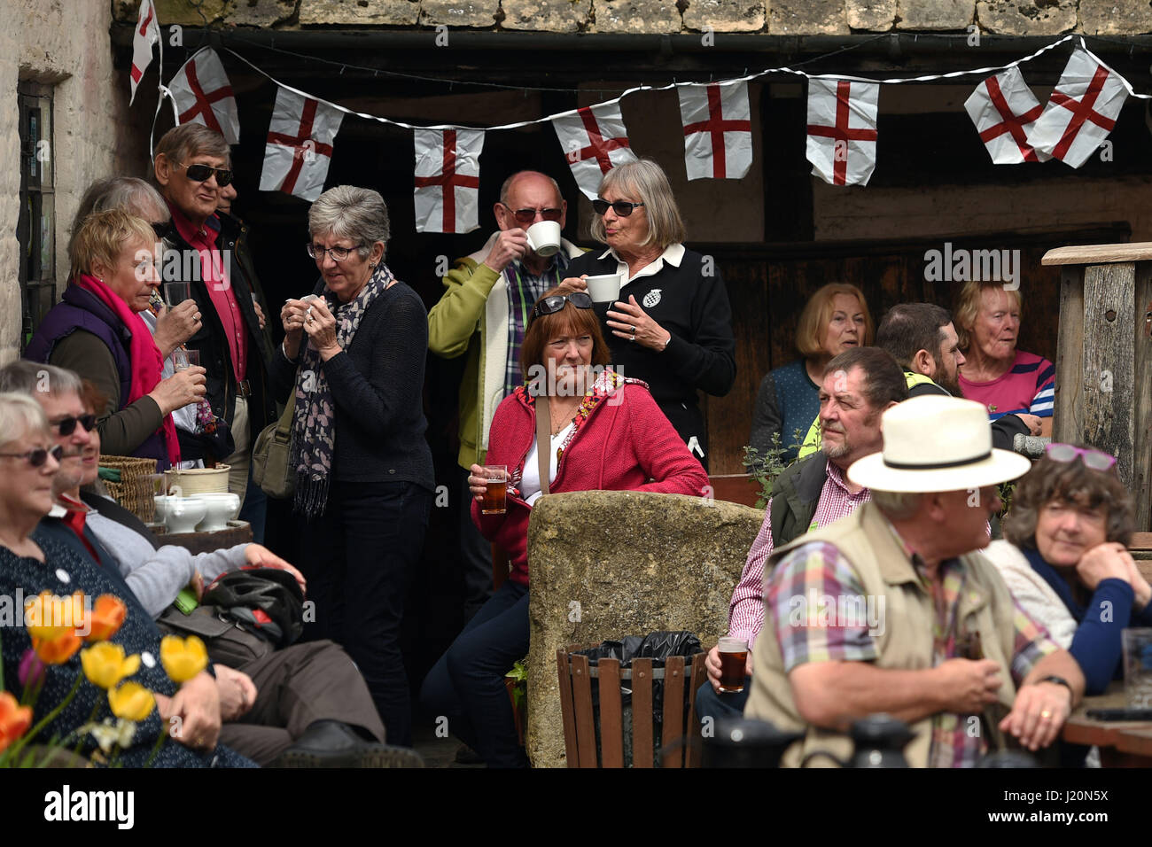 Leute feiern Str. Georges Tag und der offizielle Startschuss für die Spargelzeit im The Fleece Inn in Bretforton, Worcestershire. Stockfoto