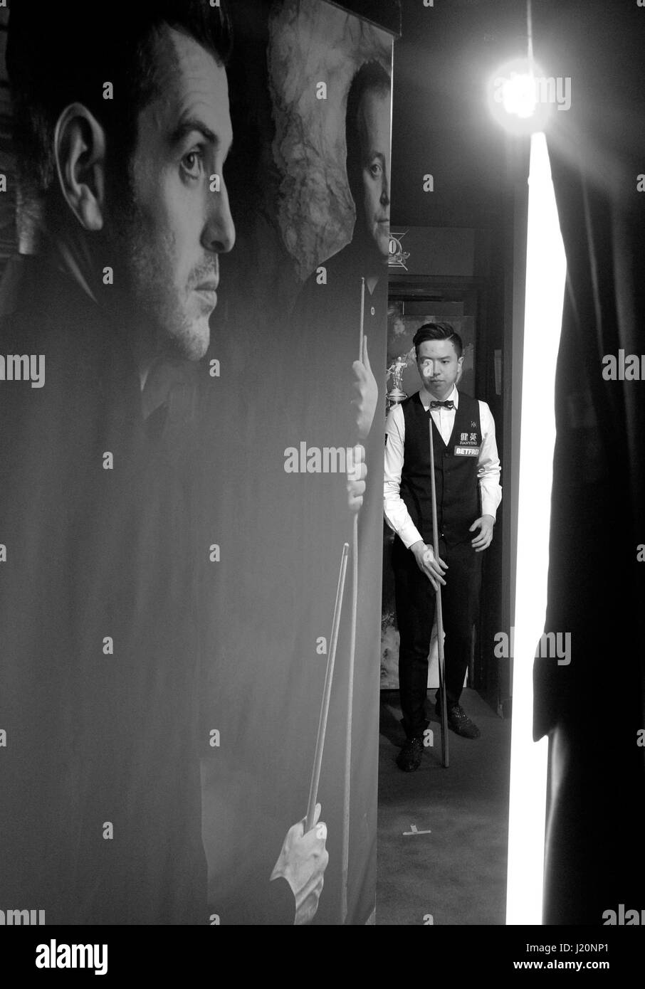 KONVERTIERT, BLACK AND WHITE Xiao Guodong wartet hinteren der Bühne vor seinem Match gegen Mark Selby am Tag neun der Betfred Snooker-WM am Crucible Theatre in Sheffield. Stockfoto