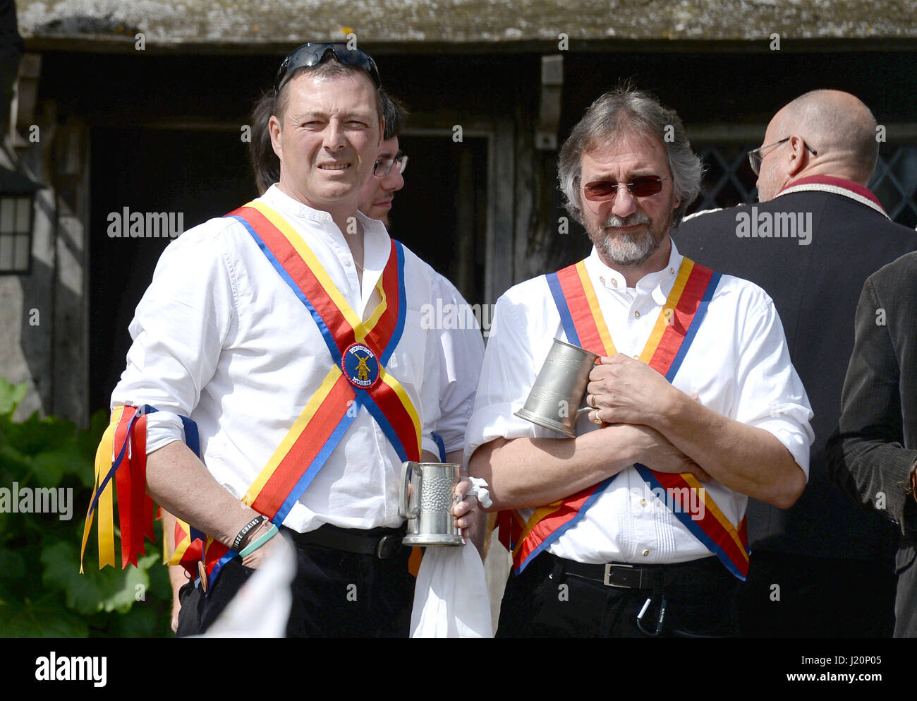 Morris Tänzer genießen Sie einen Drink, wenn Menschen St.-Georgs-Tag und der offizielle Startschuss für die Spargelzeit im The Fleece Inn in Bretforton, Worcestershire feiern. Stockfoto