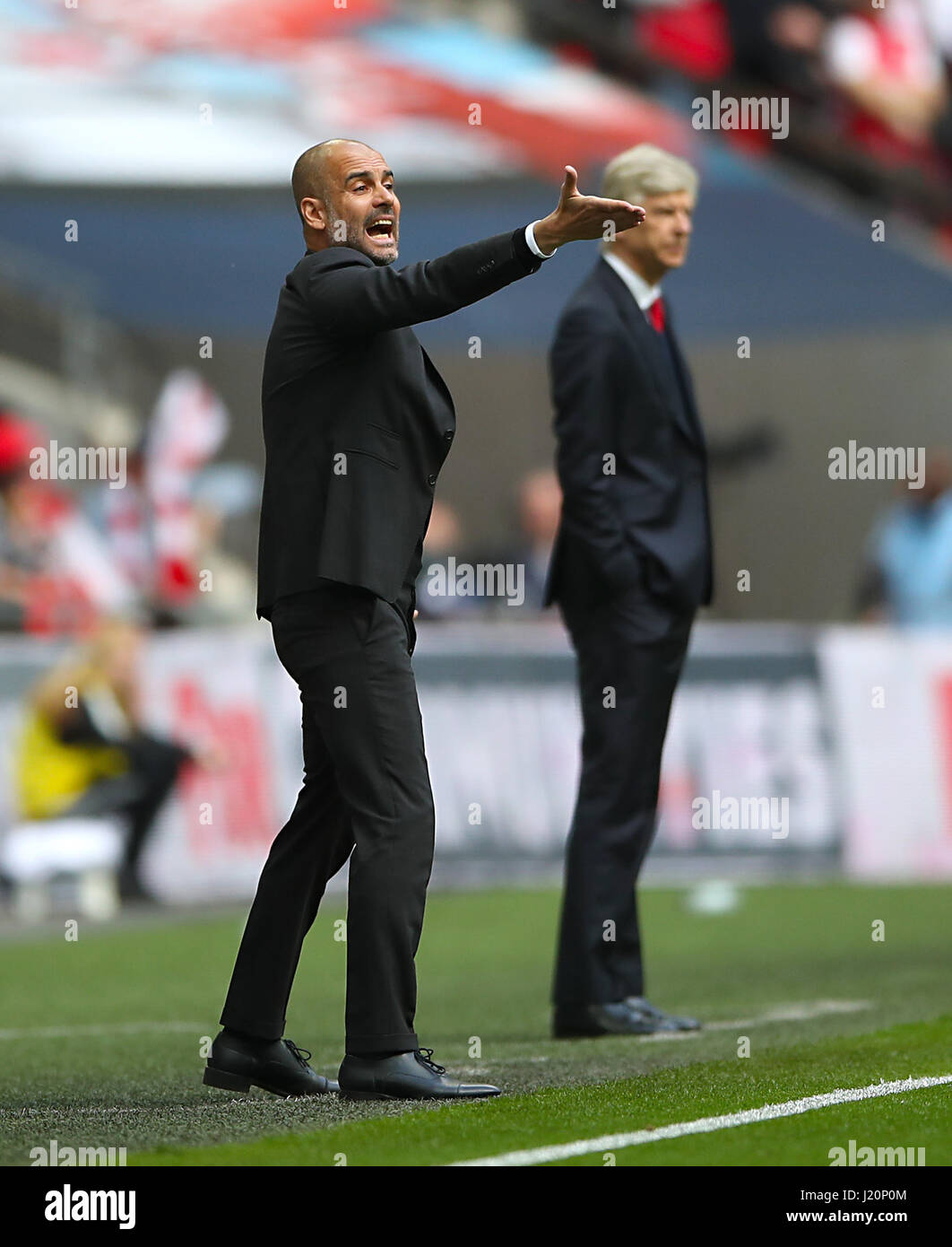 Manchester City Manager Pep Guardiola Gesten an der Seitenlinie während des Emirates FA Cup, Semi Final match bei Wembley Stadion in London. Stockfoto Manchester City Manager Pep Guardiola Gesten an der Seitenlinie während des Emirates FA Cup, Semi Final match bei Wembley Stadion in London. Stockfoto