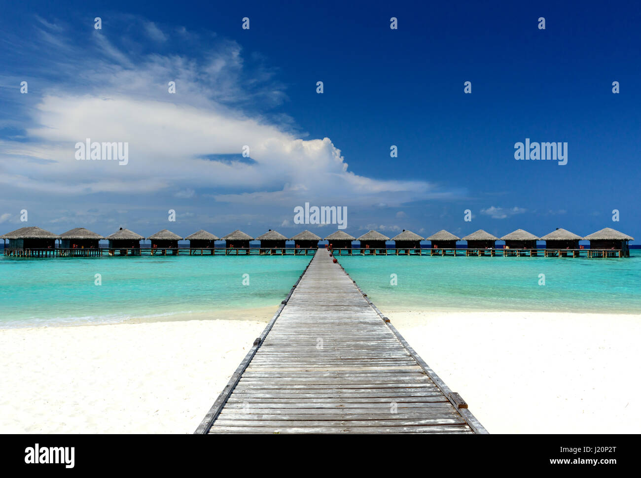 Steg an einem tropischen Strand auf den Malediven Stockfoto