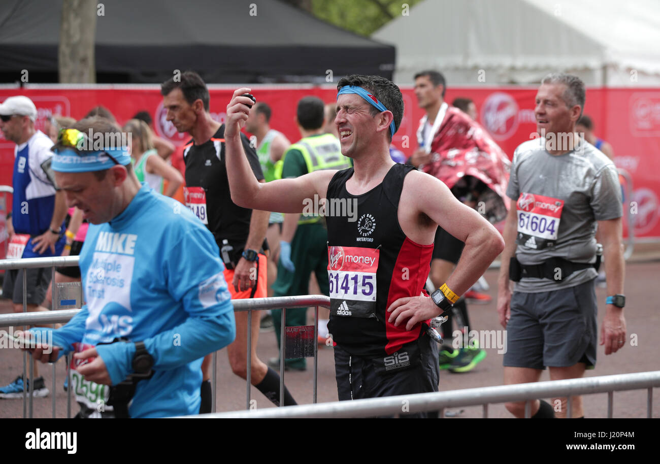 Wettbewerber beteiligen sich die Jungfrau-Geld-London-Marathon, London. PRESS ASSOCIATION. Bild Datum: Sonntag, 23. April 2017. PA-Geschichte-Leichtathletik-Marathon zu sehen. Bildnachweis sollte lauten: Yui Mok/PA Wire Stockfoto