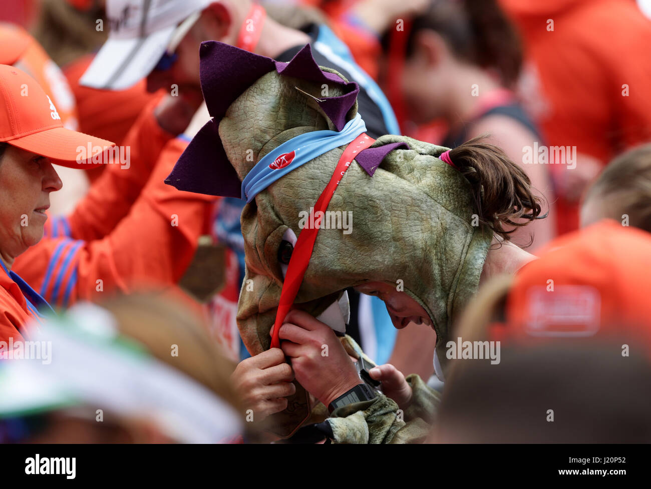 Ein Teilnehmer erhält Hilfe beim Anziehen seiner Medaille über sein Kostümkleid, nachdem er am Virgin Money London Marathon in London teilgenommen hat. DRÜCKEN SIE ZUORDNUNG. Bilddatum: Sonntag, 23. April 2017. Siehe PA Story Leichtathletik Marathon. Das Foto sollte lauten: Yui Mok/PA Wire Stockfoto