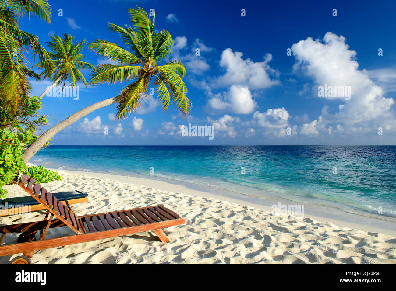 Liegestuhl an einem wunderschönen unberührten tropischen Strand Stockfoto