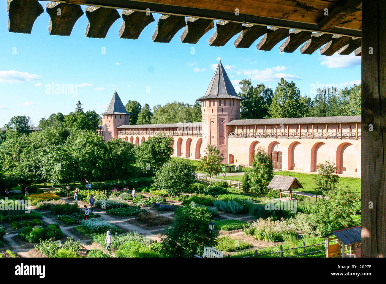Apothekergarten und Wand des Erlösers Kloster von St. Euthymios, Russland, Suzdal Stockfoto
