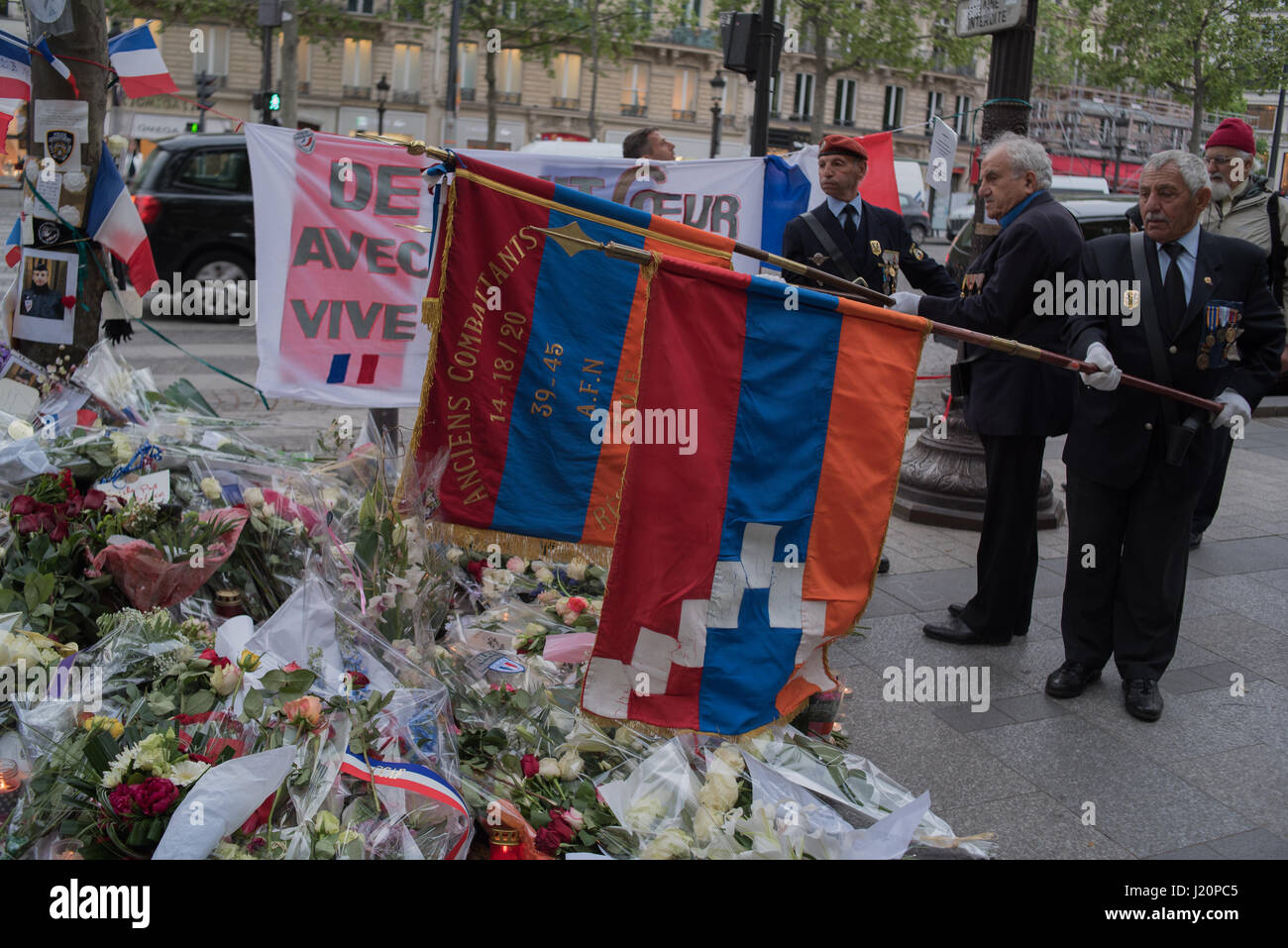 Angriff auf den Champs-Elysées: symbolische Anzahlung von Blumen in Gedenken an die Polizisten Stockfoto